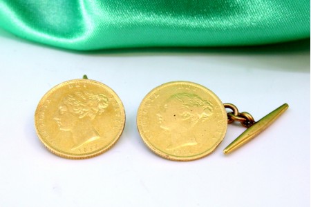 Botões de punho em ouro com meias libras da Rainha Vitória com brazão.